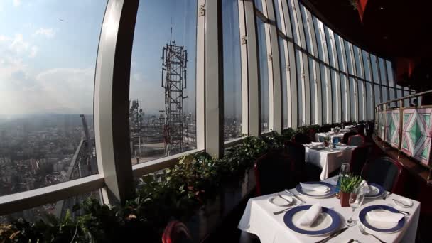 El restaurante giratorio en la cima del centro de comercio mundial en la ciudad de México — Vídeos de Stock