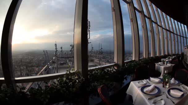 El restaurante giratorio en la parte superior del centro de comercio mundial en la ciudad de México — Stok video