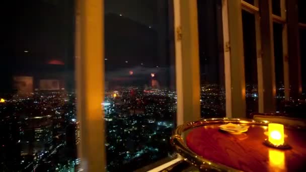 Zeitraffer in der Nacht der Aussicht aus dem rotierenden Restaurant — Stockvideo