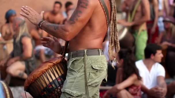 Os bateristas tocam na praia de benirras em ibiza quando o pôr do sol começa . — Vídeo de Stock