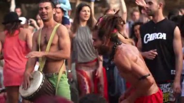 davulcular Ibiza benirras sahilde sunset başlar oynamak.
