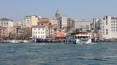 arka plan, istanbul, Türkiye'de galata Kulesi ile bağlantı noktasına bir feribot tekne çeker