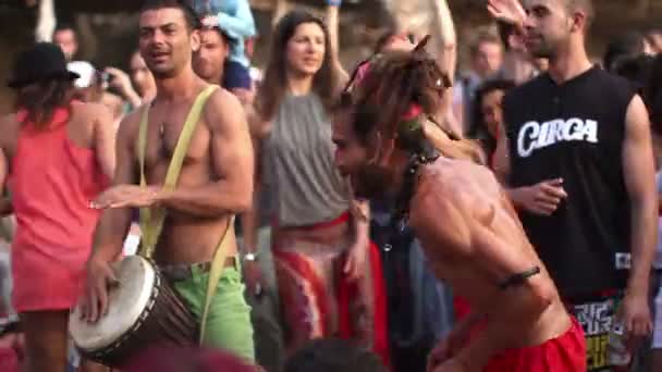 Dobosok játszani a benirras strand, Ibiza, mint naplemente kezdődik. — Stock videók
