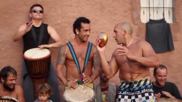 Drummers play on benirras beach in ibiza as sunset starts. — Stock Video