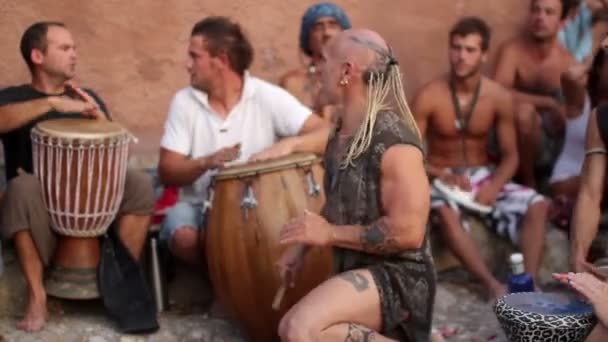 Perkusistów wcielasz się na plaży benirras w ibiza zachód zaczyna. — Wideo stockowe