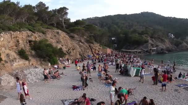 Multidões se reúnem na famosa praia de benirras em ibiza — Vídeo de Stock