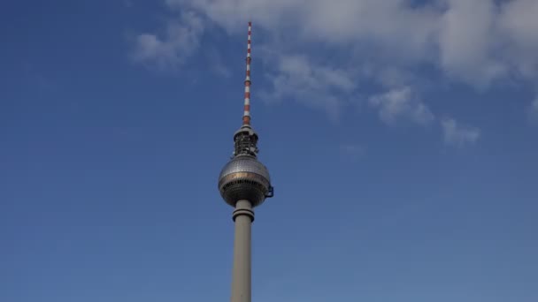 La gran torre de televisión en Berlín, Alemania — Vídeo de stock