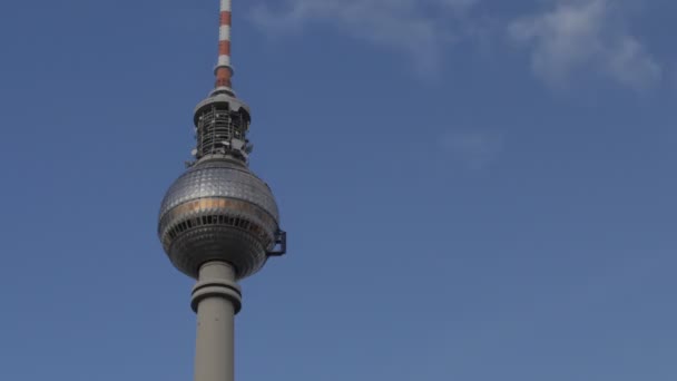 A grande torre de TV em Berlim, Alemanha — Vídeo de Stock