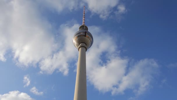 A grande torre de TV em Berlim, Alemanha — Vídeo de Stock