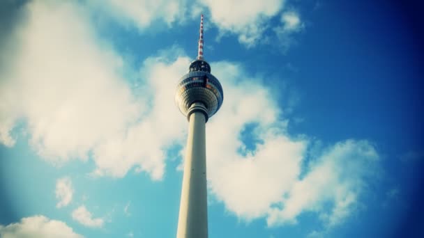 De grote tv-toren in Berlijn, Duitsland — Stockvideo