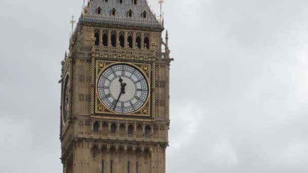 Timelapse de big ben, em Londres, com tráfego, filmado com uma lente de mudança de inclinação — Vídeo de Stock