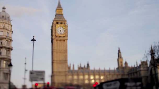 Timelapse di Big Ben, a Londra, con traffico, girato con un obiettivo tilt shift — Video Stock