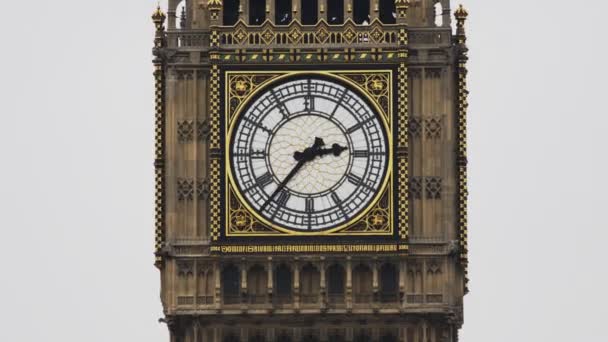 Primer plano de la esfera del reloj, Big Ben, edificio del parlamento británico — Vídeo de stock