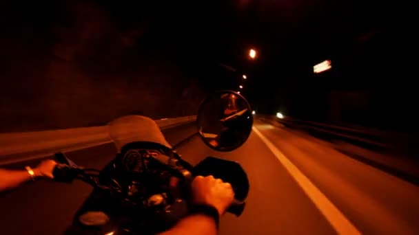 Tiro nas costas de uma moto correndo através de túneis — Vídeo de Stock