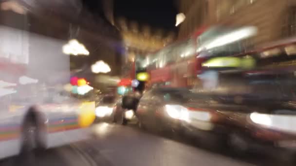 Suddig nattetid skott i Londons piccadilly circus — Stockvideo