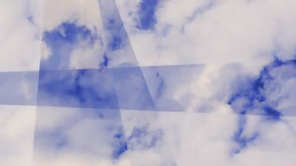 Tournage panoramique à travers de beaux nuages en mouvement et le ciel 