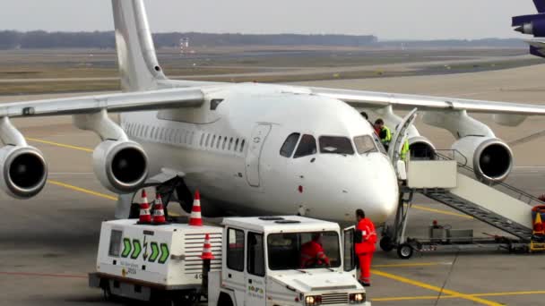 Samolot przygotowuje się do wyjazdu w bonn, lotnisko koln, Niemcy — Wideo stockowe