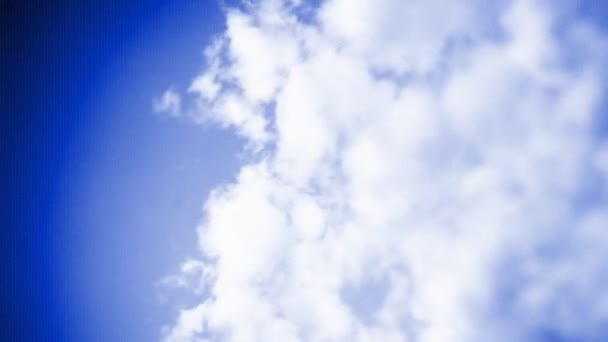 Tournage panoramique à travers de beaux nuages en mouvement et le ciel 