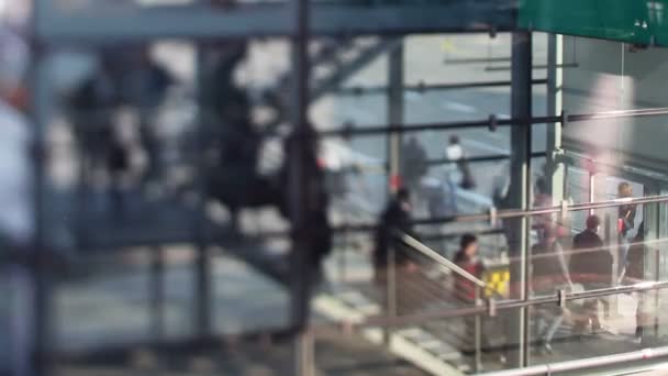 Passagiere beim Treppensteigen am Flughafen Köln / Bonn, Deutschland — Stockvideo