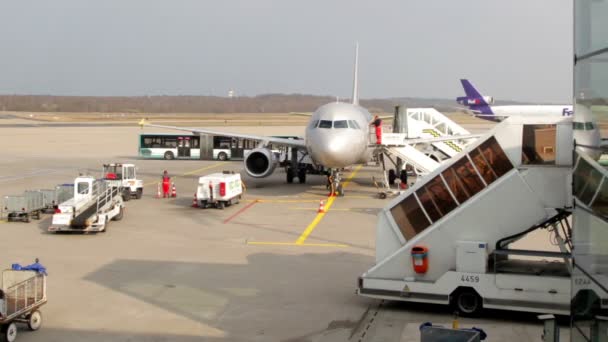 Een vliegtuig krijgt klaar voor vertrek bij bonn, koln airport, Duitsland — Stockvideo