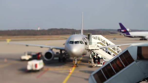 Ein flugzeug steht am flughafen bonn, koln, deutschland zum abflug bereit — Stockvideo