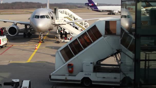 Ένα αεροπλάνο παίρνει έτοιμη για αναχώρηση στη Βόννη, αεροδρόμιο Κολωνίας, Γερμανία — Αρχείο Βίντεο