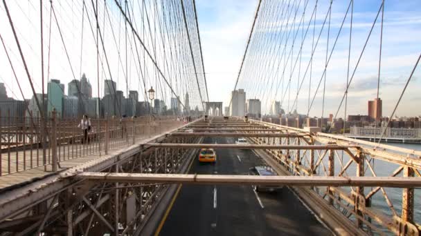 Detener el movimiento de los coches y en el puente Brooklyn, Nueva York — Vídeos de Stock