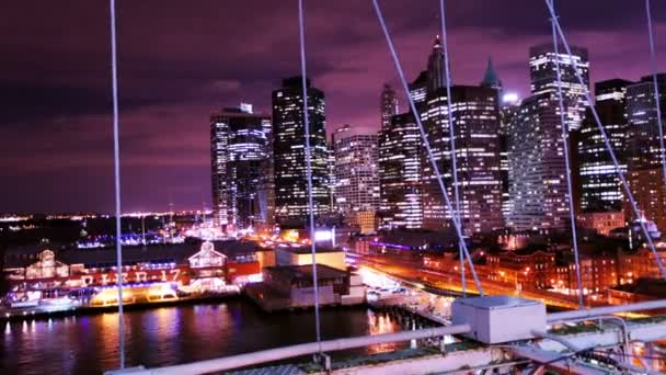 Timelapse del puente Brooklyn por la noche, Nueva York — Vídeo de stock