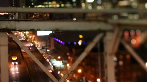 Zeitraffer der Brooklyn Bridge in der Nacht, New York mit einer Tilt Shift-Linse — Stockvideo