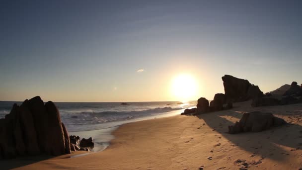 Timelapse av en vacker strand vid solnedgången i baja california, Mexiko. — Stockvideo