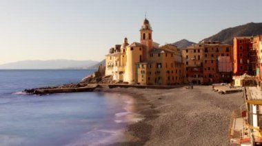 Camogli, İtalya sahil kasabasında kilisenin görünümü