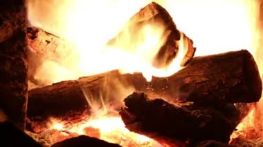 yanan bir şömine bulunan bir güzel günlük ateş