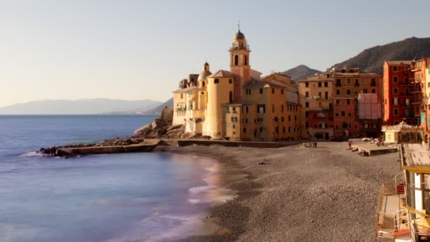 Vista de la iglesia en la ciudad costera de camogli, italia — Vídeo de stock