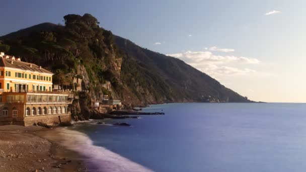 Vue de la côte dans la ville balnéaire de camogli, en Italie — Video