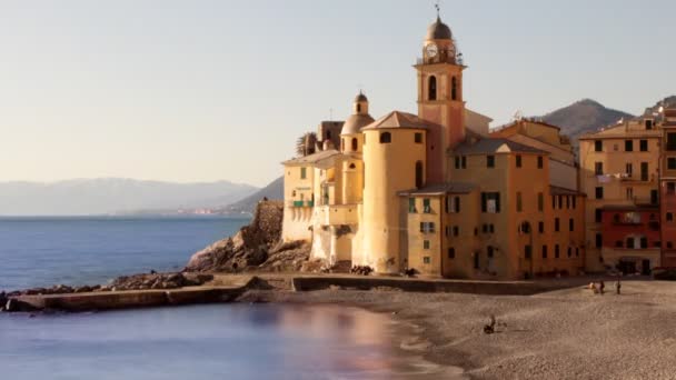 Blick auf die Kirche in der Küstenstadt Camogli, Italien — Stockvideo