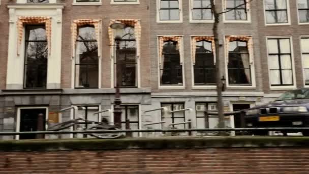 Eine aufnahme von kanal und straßenszene in amsterdam — Stockvideo