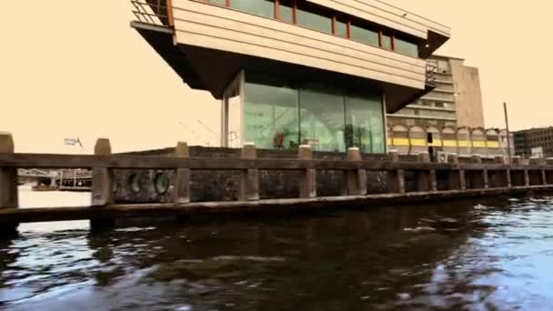 Um tiro de canal e cena de rua em amsterdam — Vídeo de Stock