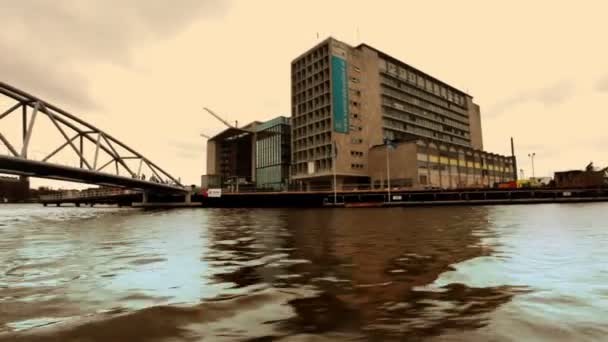 Kieliszek kanał i ulicy sceny w Amsterdamie — Wideo stockowe