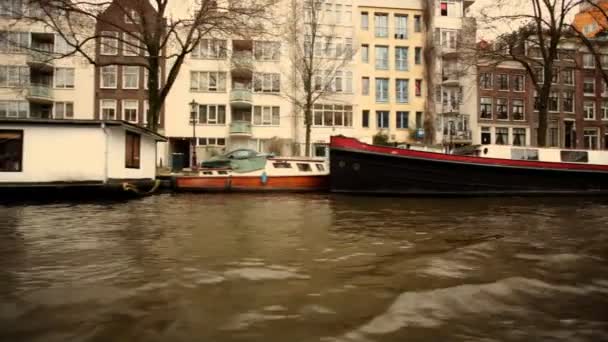 Eine aufnahme von kanal und straßenszene in amsterdam — Stockvideo