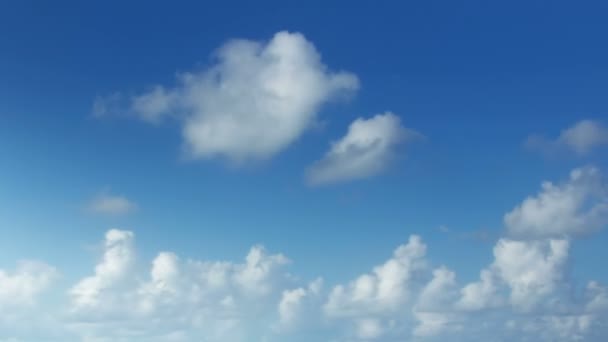 Tiro de hermosas nubes en movimiento y el cielo — Vídeos de Stock