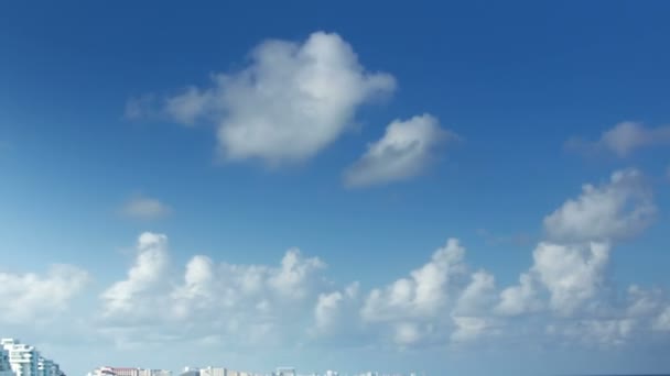 Timelapse de la bahía de hoteles que se extienden a lo largo de la costa en Cancún, México — Vídeo de stock