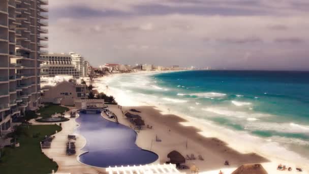 Timelapse van de baai van hotels die zich uitstrekt langs de kust in cancun, mexico — Stockvideo