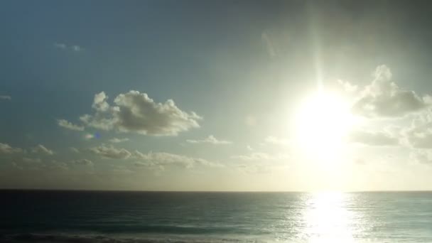 Belo nascer do sol sobre o mar do Caribe, México . — Vídeo de Stock