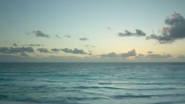 Beau lever de soleil sur la mer des Caraïbes, Mexique . — Video