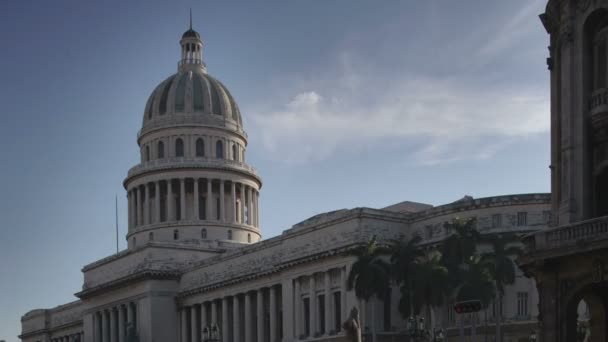 Timelapse in de nacht van de capitolio gebouw in het centrum van havana, cuba — Stockvideo