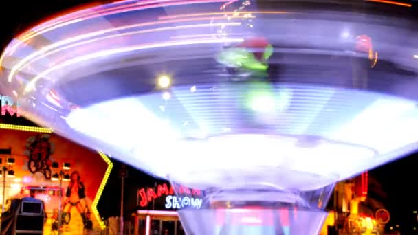 Timelapse of a fast ride carnival in barcelona spain, making light trails — Stock Video