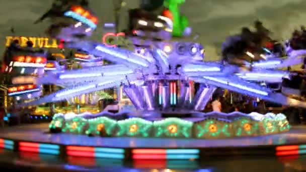 Timelapse of a fast ride carnival in barcelona spain, making light trails — Stock Video