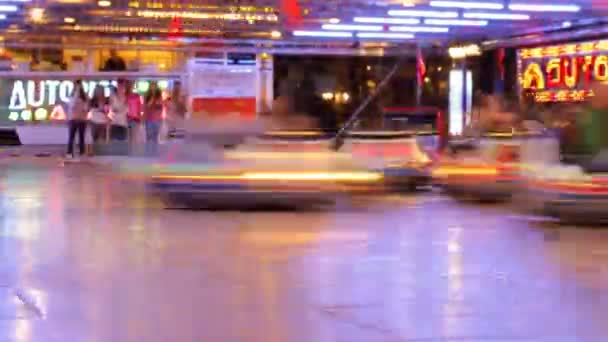Timelapse di auto dodgem in un carnevale a Barcellona Spagna — Video Stock