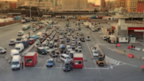 Feribot, genova, İtalya kurulu bekleyen arabalar — Stok video
