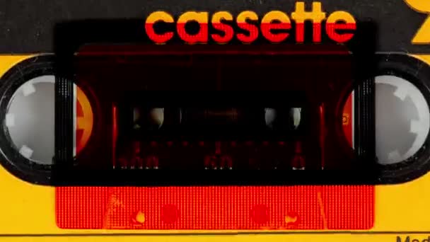 Secuencia hecha de primeros planos de cintas de música de cassette — Vídeo de stock